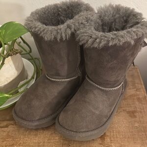 UGG Kids Gray Suede Boots w/ (3) bows on back. Great condition.💫 w/o box.